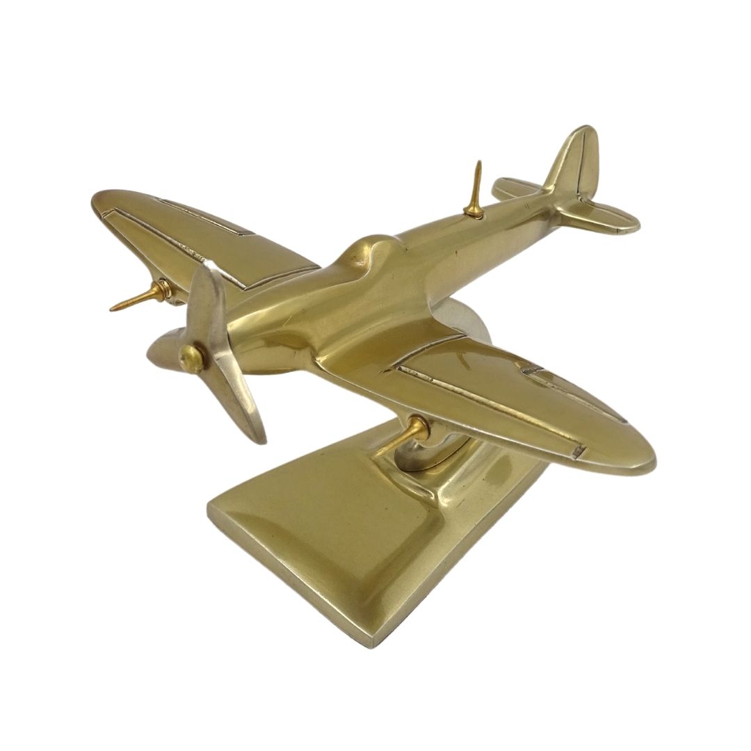 Modell des Flugzeugs Spitfire - legendärer Jäger des Zweiten Weltkriegs – SPIS