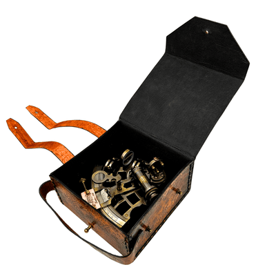 Retro-Sextant aus Messing im Lederetui - Elegantes Navigationsinstrument mit Gravurmöglichkeit - Ideales Geschenk für Liebhaber der Seefahrt und Geschichte - Maße 13x12x7 cm
