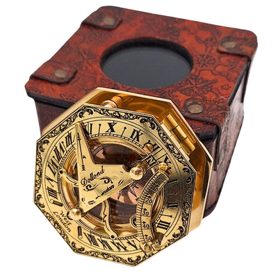 Messingkompass in stilvollem Lederetui mit Gravurmöglichkeit – Retro-Vintage-Geschenk für Reisende und Segler - 8 cm Höhe, elegantes Design aus Messing
