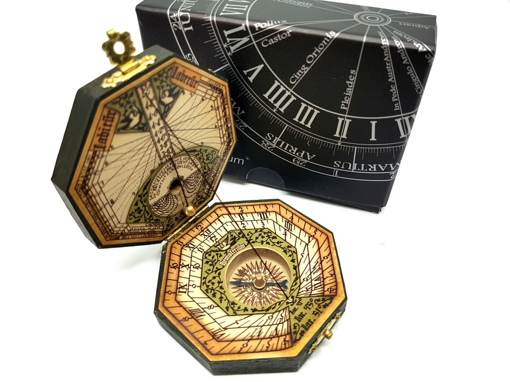 Oktogonale Sonnenuhr und Kompass H06