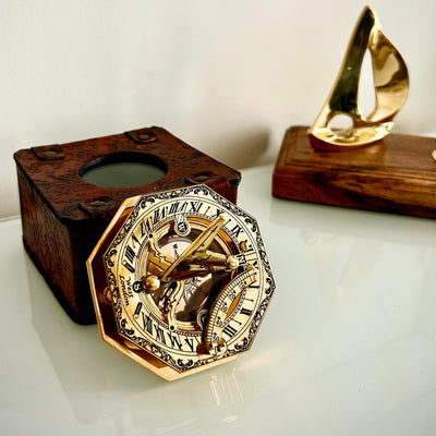 Messingkompass in stilvollem Lederetui mit Gravurmöglichkeit – Retro-Vintage-Geschenk für Reisende und Segler - 8 cm Höhe, elegantes Design aus Messing