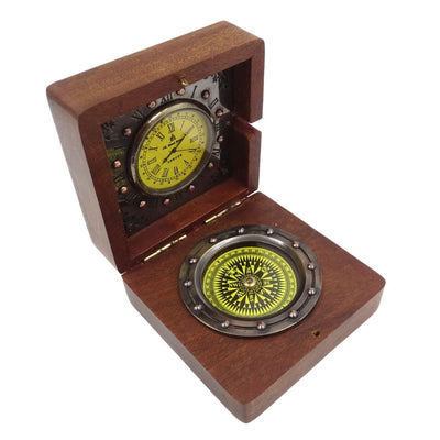 Retro-Kompass und Uhr in einer Holzkiste mit personalisierbarer Gravur