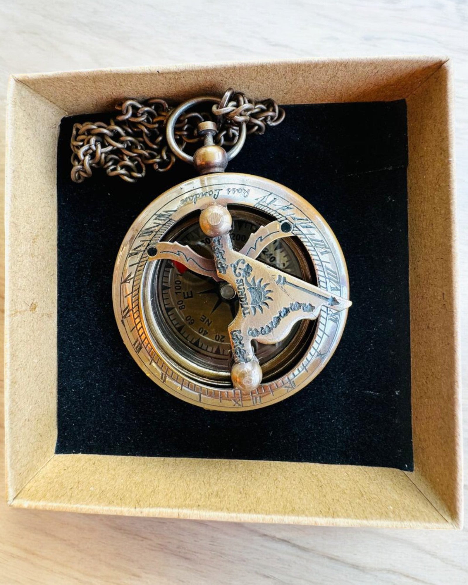 Navigationskompass „Podróżnika“ mit Gravur, Personalisierung – Handwerk Indischer Handwerker