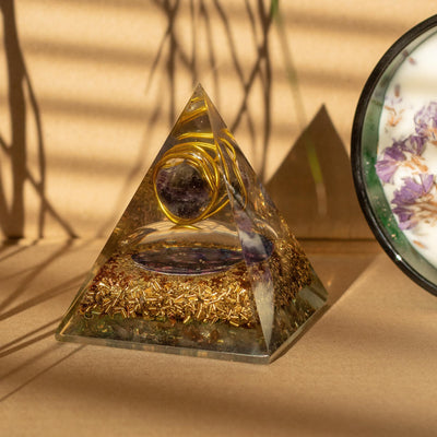 Mittlere Orgonit-Pyramide mit Amethyst und Kupfer 7x6 cm