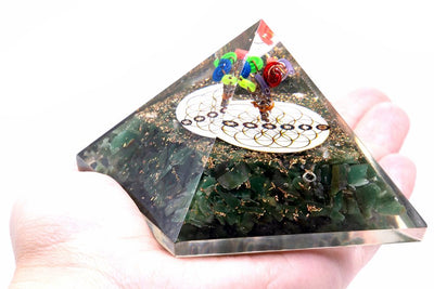 Orgonit-Pyramide mit grünem Aquamarin und Symbolik der Blume des Lebens