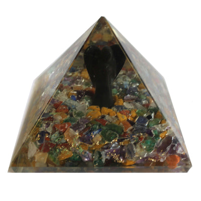 Magische Orgonit-Pyramide 70 mm - Engel mit esoterischen Objekten, grünlichem Inneren und handgefertigter Ausführung