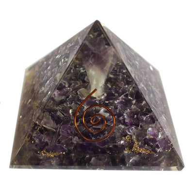 Magische Orgonit-Pyramide 70 mm - Engel mit esoterischen Objekten, grünlichem Inneren und handgefertigter Ausführung