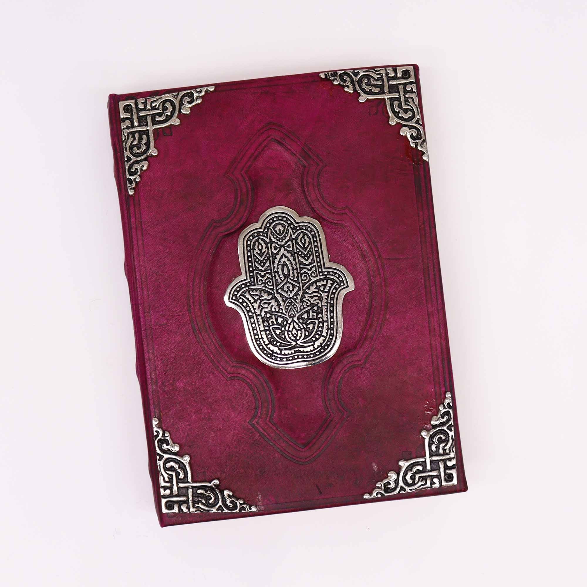 Hefty Red Tan Book mit Hamsa-Verzierung