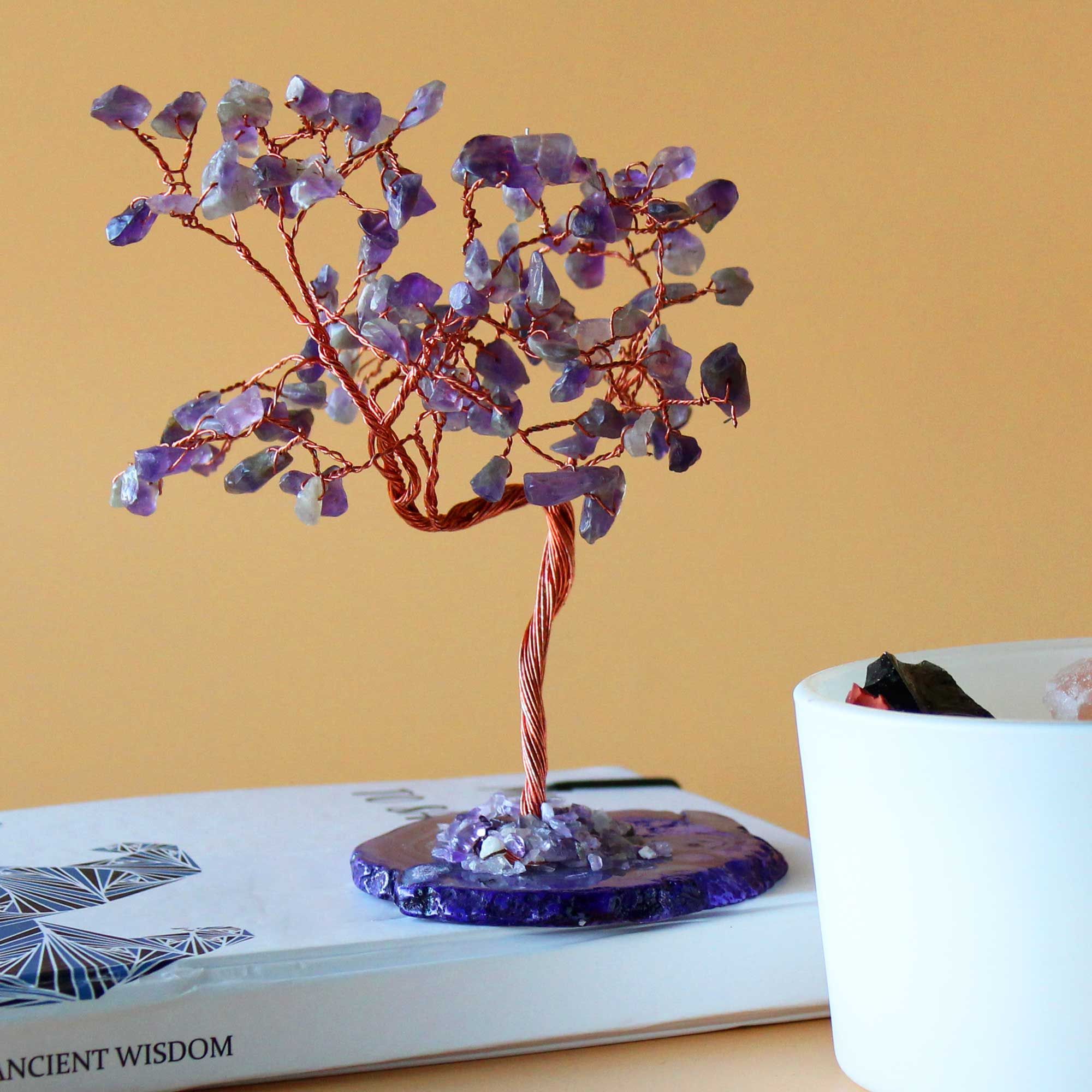 Amethyst-Kristallbaum auf natürlicher Achatbasis