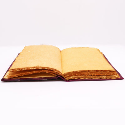 Hefty Red Tan Book mit Hamsa-Verzierung