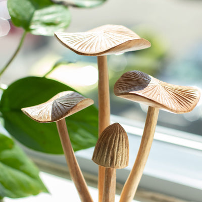 Handgeschnitzte Waldpilze - Set mit 4 großen Pilzen aus Naturholz, ideales Geschenk - Höhe 14 cm, einzigartiger rustikaler Stil, perfekt für die Innendekoration