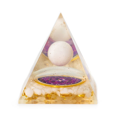 Orgonit-Pyramide mit weißer Quarzkugel 7x6 cm - Natürliche Quarzstücke und goldene Flocken