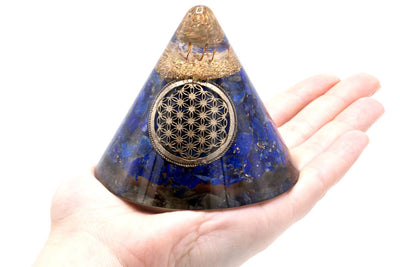 Orgonit-Kegel Lapislazuli Blume des Lebens mit aufgehängtem Quarz - 90 mm, blau-gold, Glasharz und Metallspäne