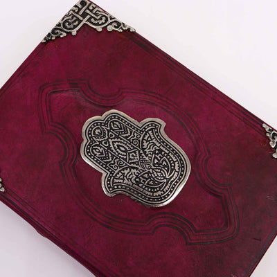 Hefty Red Tan Book mit Hamsa-Verzierung