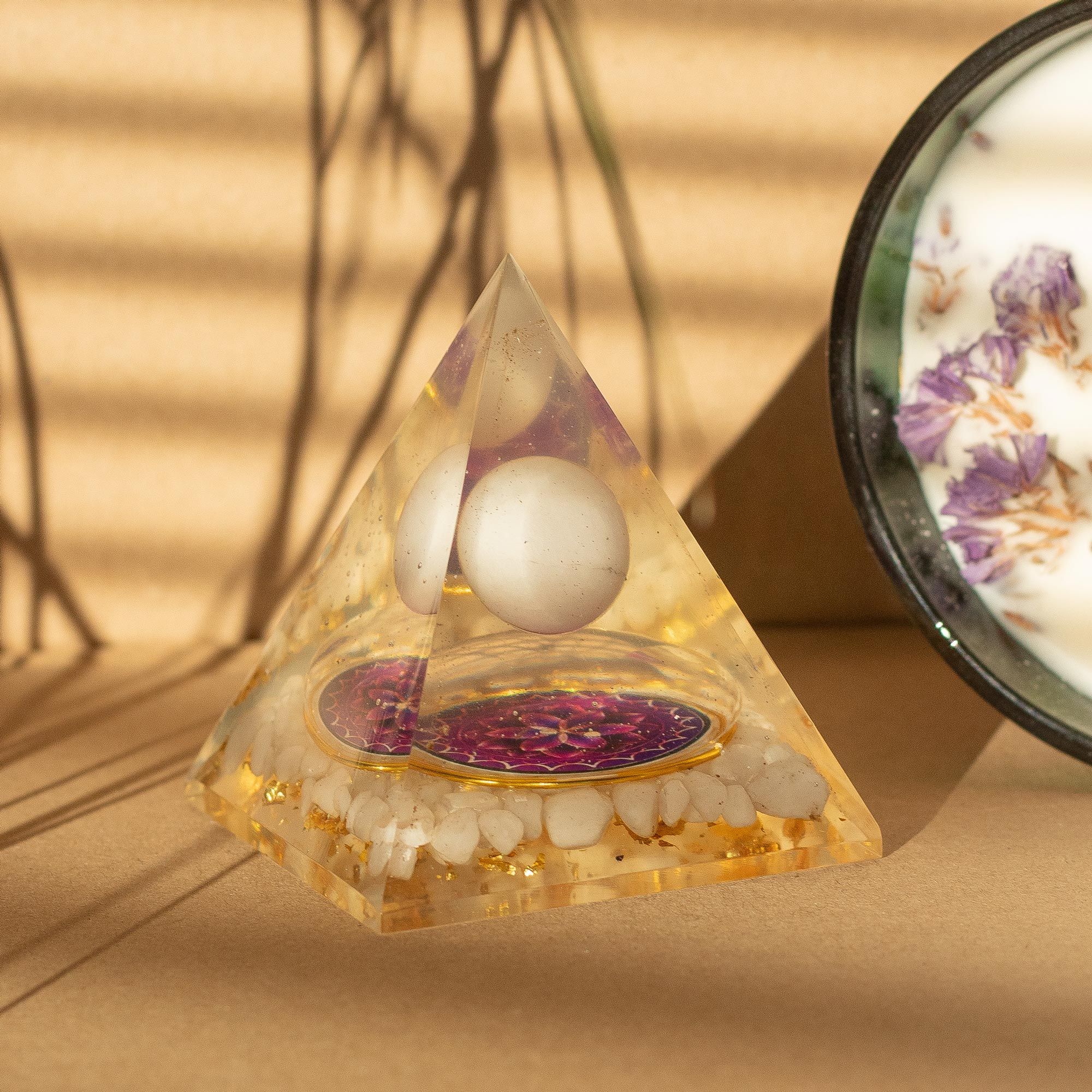 Orgonit-Pyramide mit weißer Quarzkugel 7x6 cm - Natürliche Quarzstücke und goldene Flocken