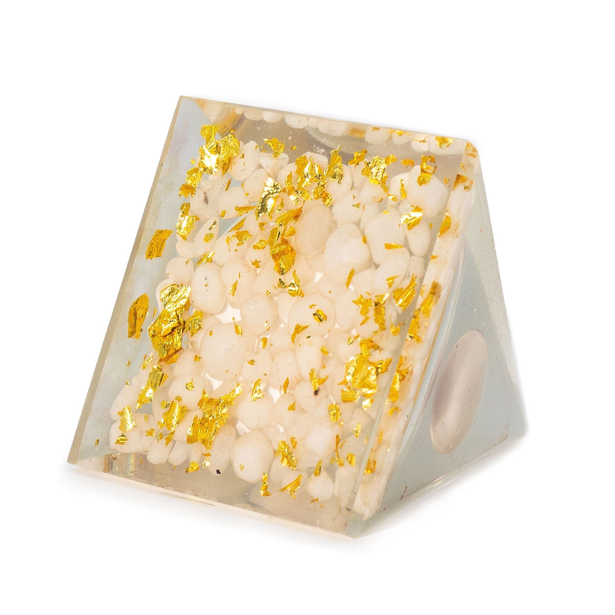 Orgonit-Pyramide mit weißer Quarzkugel 7x6 cm - Natürliche Quarzstücke und goldene Flocken