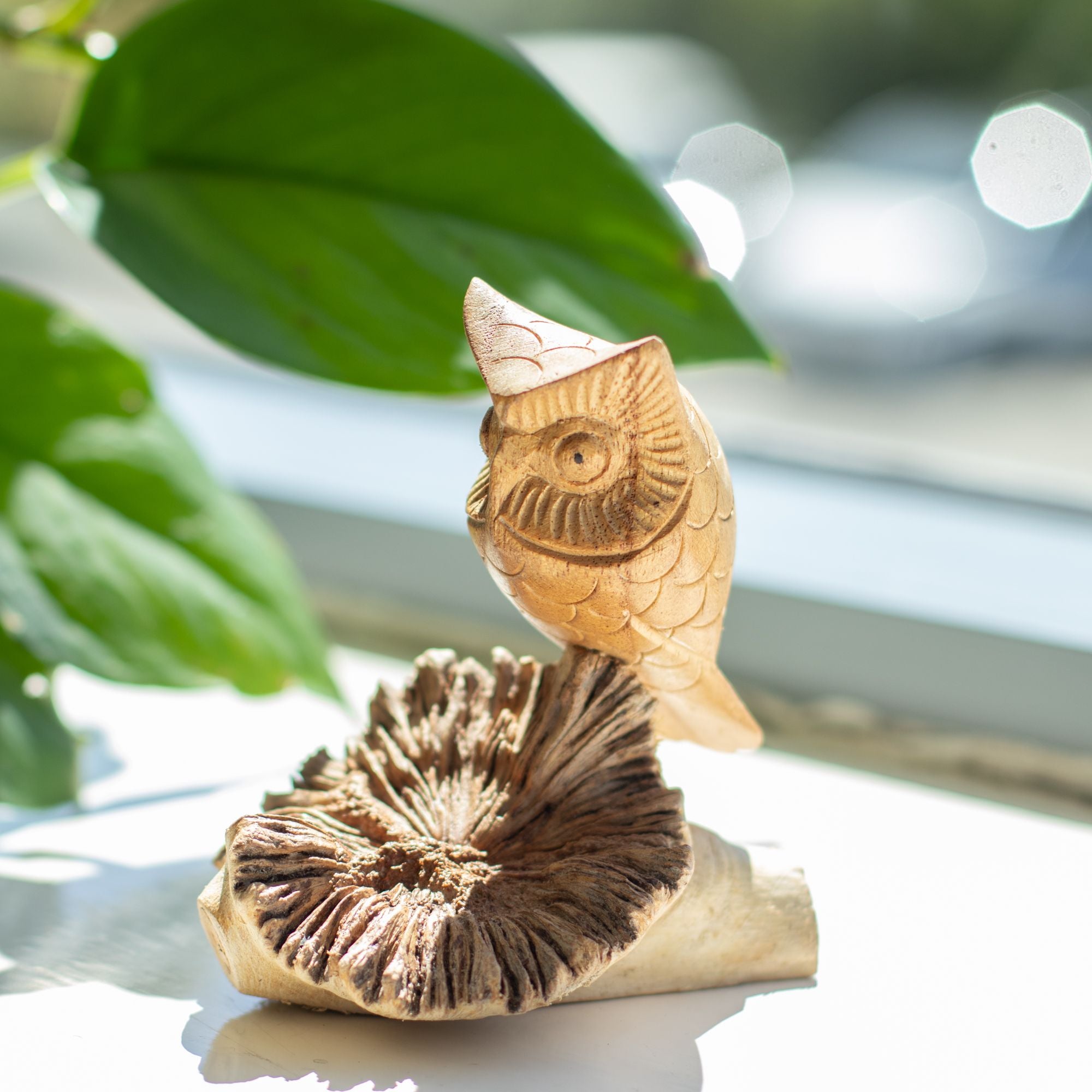 Handgefertigte Eulenskulptur aus einer Baumverwachsung - Einzigartige Geschenkfigur, Höhe 11 cm, natürliche Farbtöne aus Indonesien