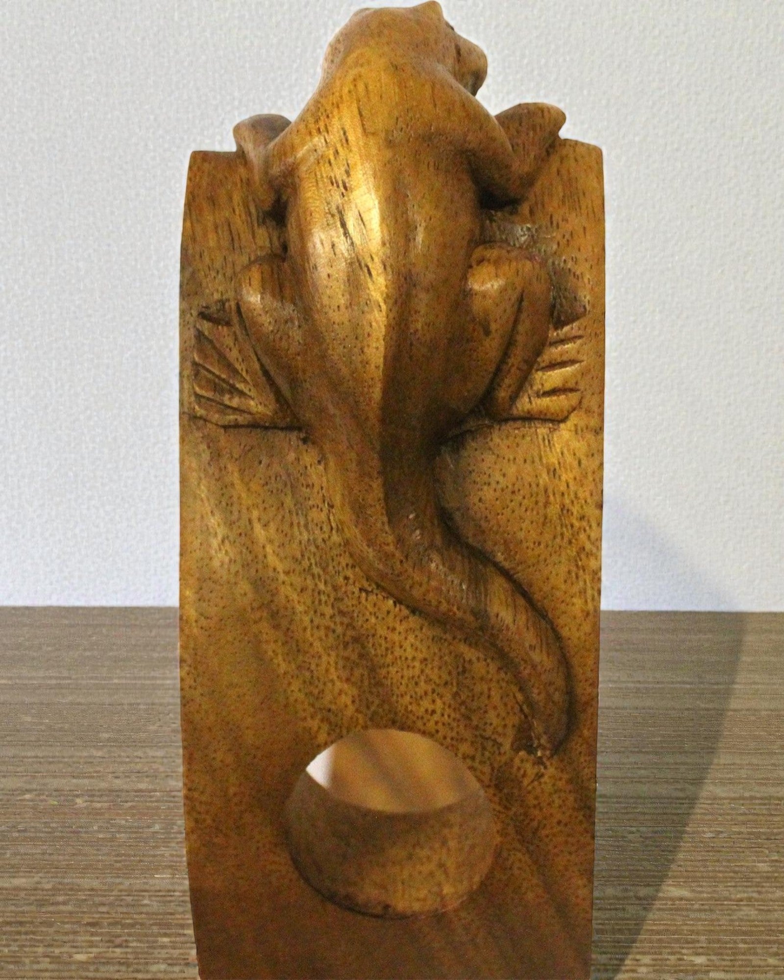 Gekon Balance – Künstlerischer ausbalancierender Weinhalt aus Suarholz