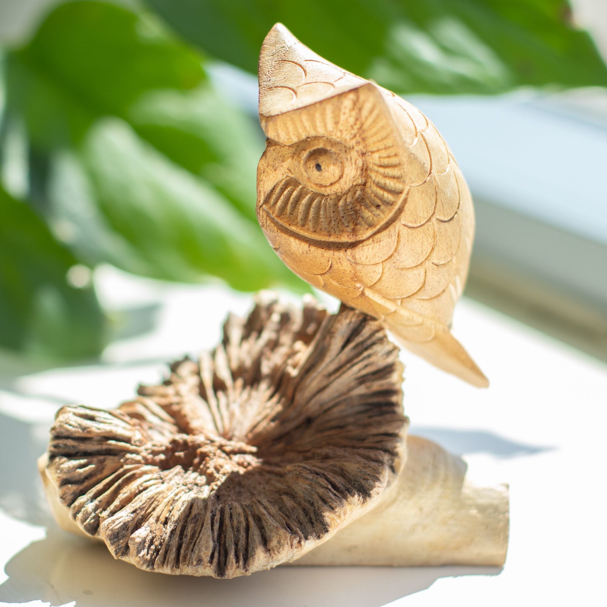 Handgefertigte Eulenskulptur aus einer Baumverwachsung - Einzigartige Geschenkfigur, Höhe 11 cm, natürliche Farbtöne aus Indonesien