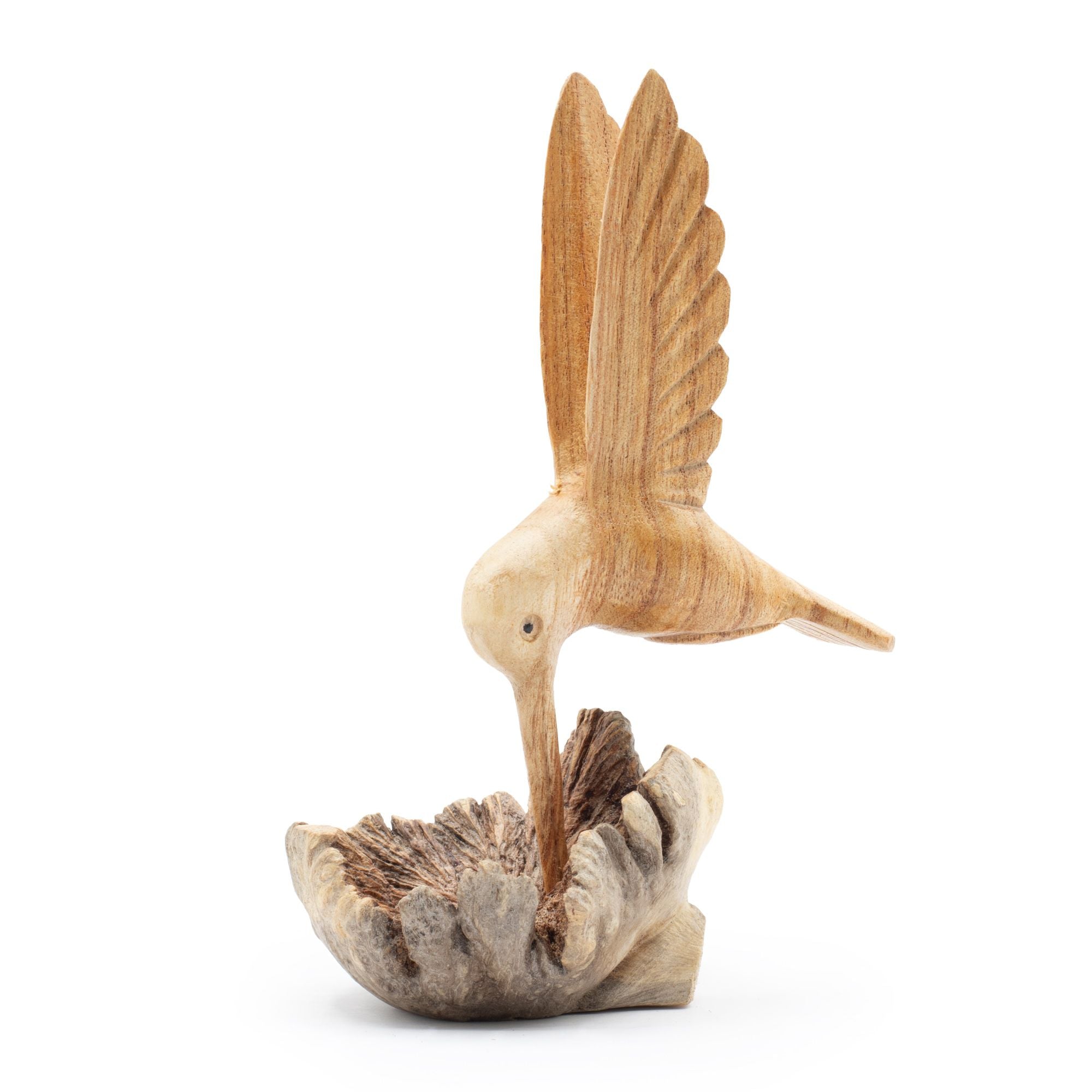 Handgefertigte Skulptur eines Kolibris, der Nektar aus einer Baumverwachsung trinkt