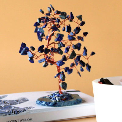Großer Sodalit-Steinbaum auf blauer Achatbasis