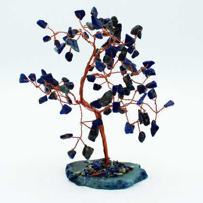 Großer Sodalit-Steinbaum auf blauer Achatbasis