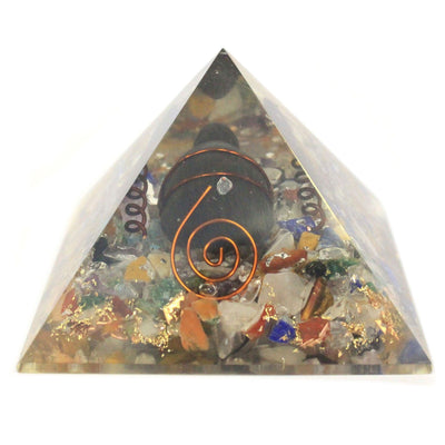 Mittlere Orgonit-Pyramide 60mm mit Edelstein-Chips, Kupfer und Schildkröte