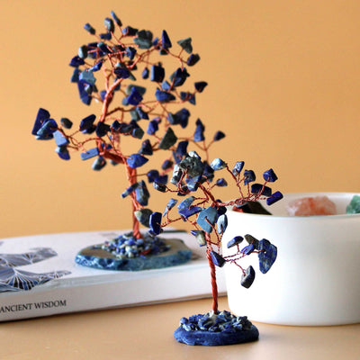 Sodalit-Edelsteinbäumchen auf blauer Achatbasis