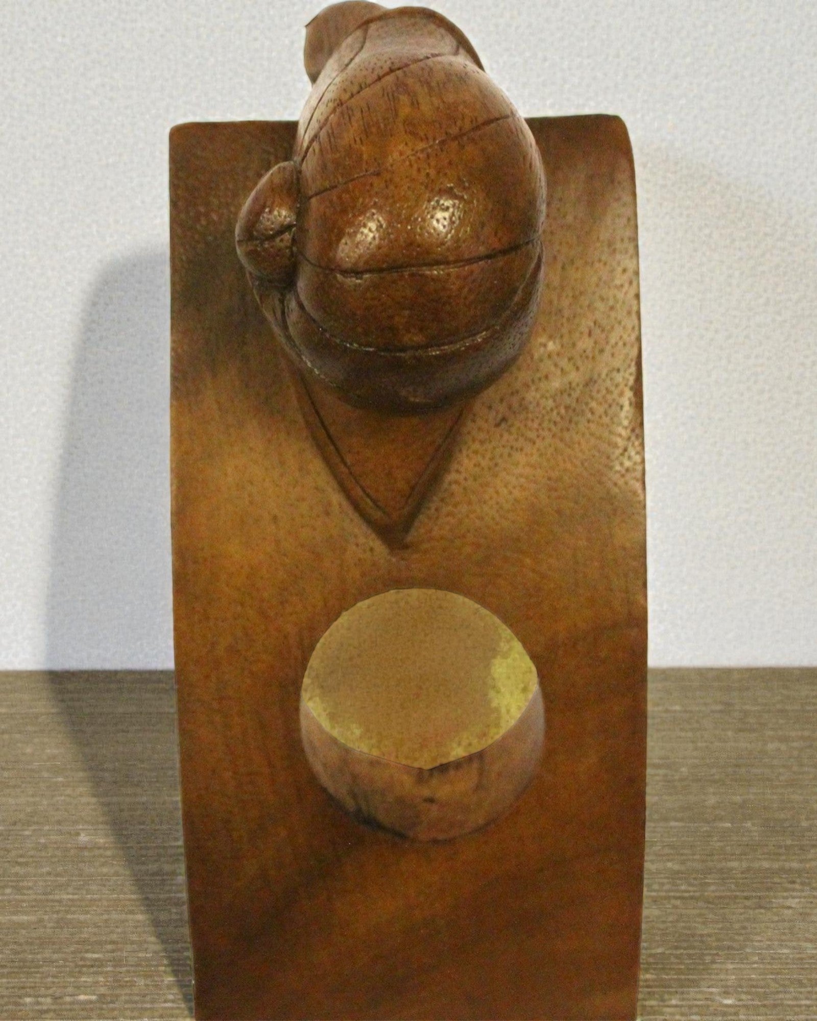 Schnecke des Sommeliers – handgeschnitzter, balancierender Weinflaschenhalter aus Suarholz