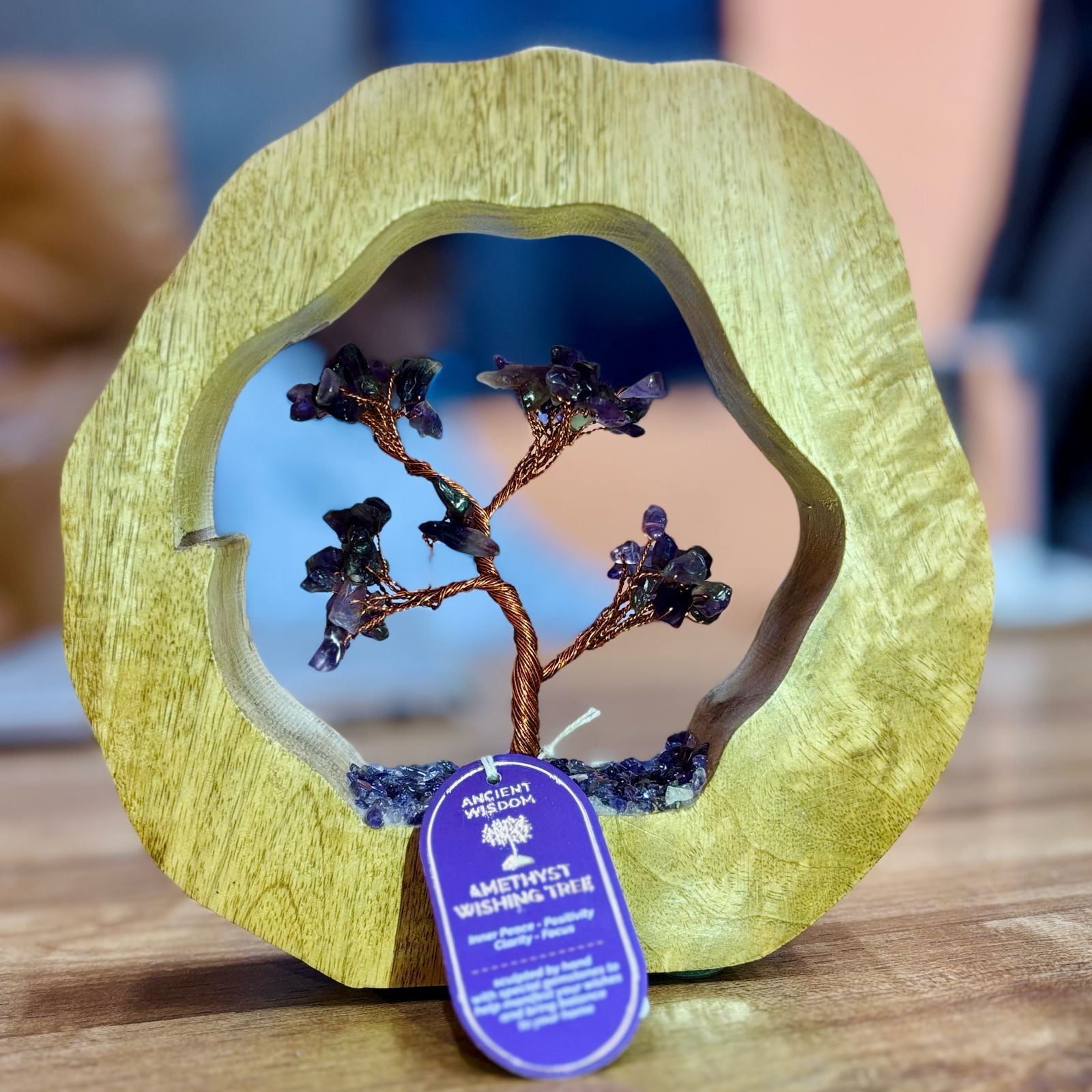 Amethyst-Edelsteinbaum in einem Mangoholz-Ring