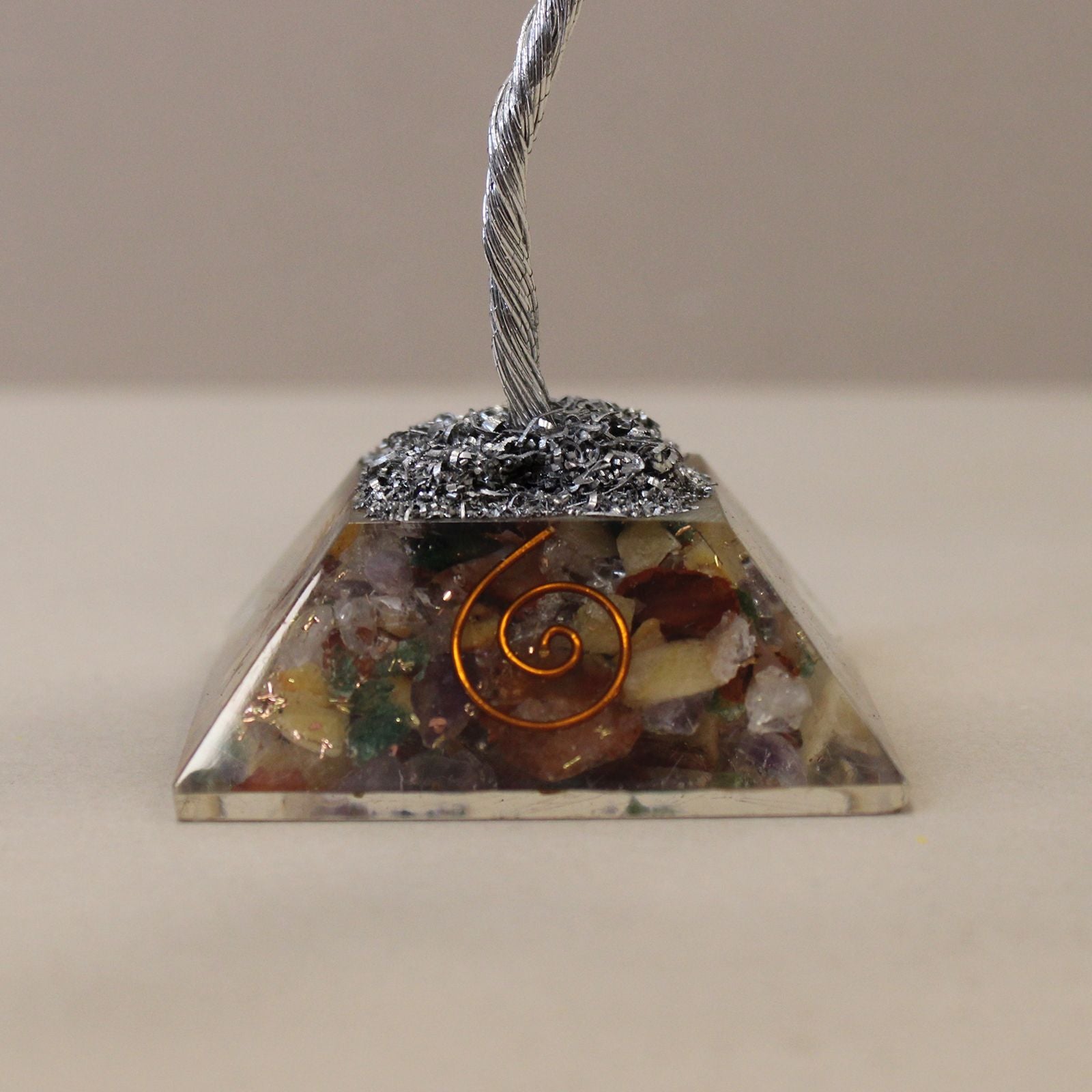 Magischer Steinbaum mit Orgonit-Basis