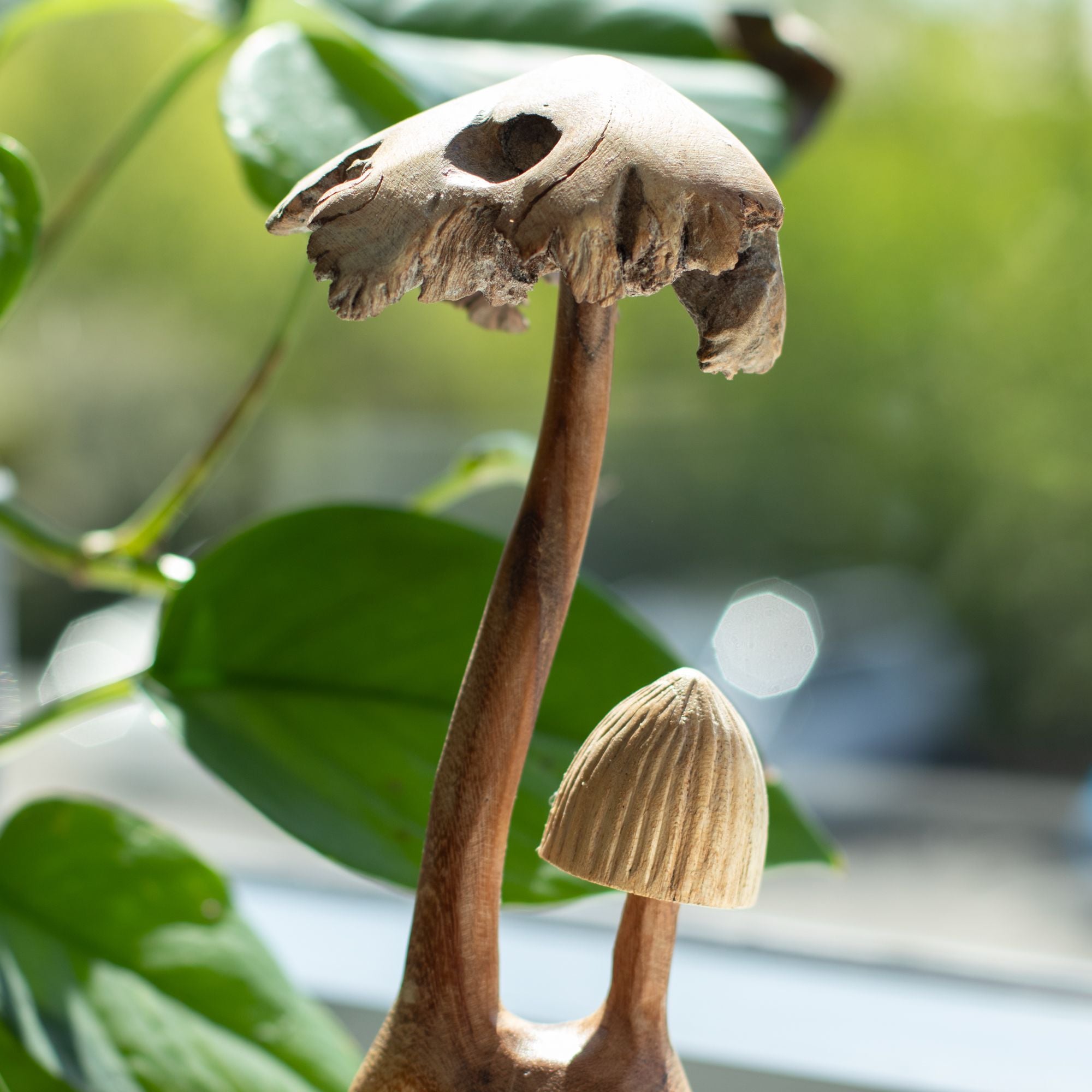 Handgefertigte Skulptur aus Parasite-Holz