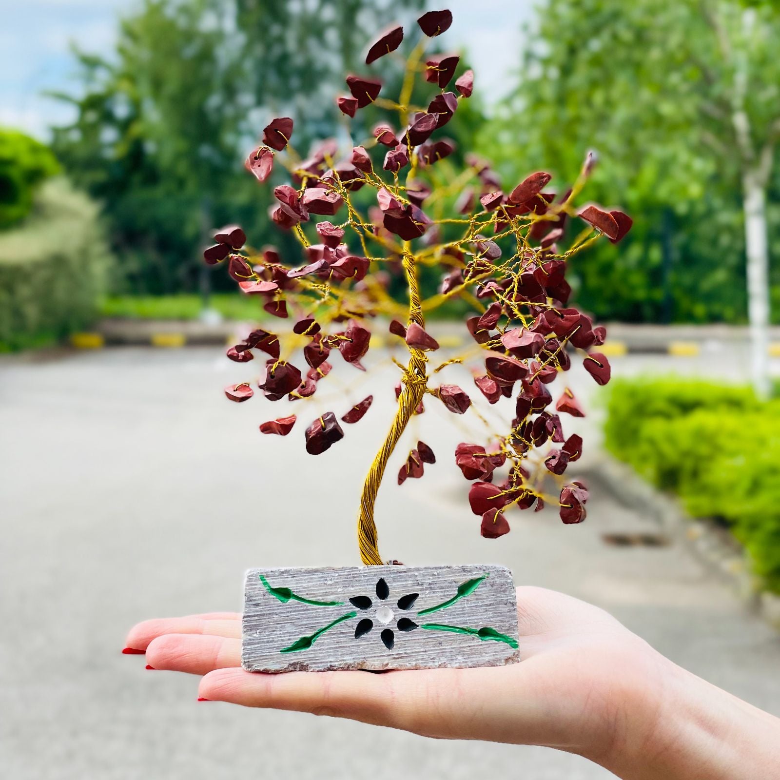 Baum aus rotem Jaspis