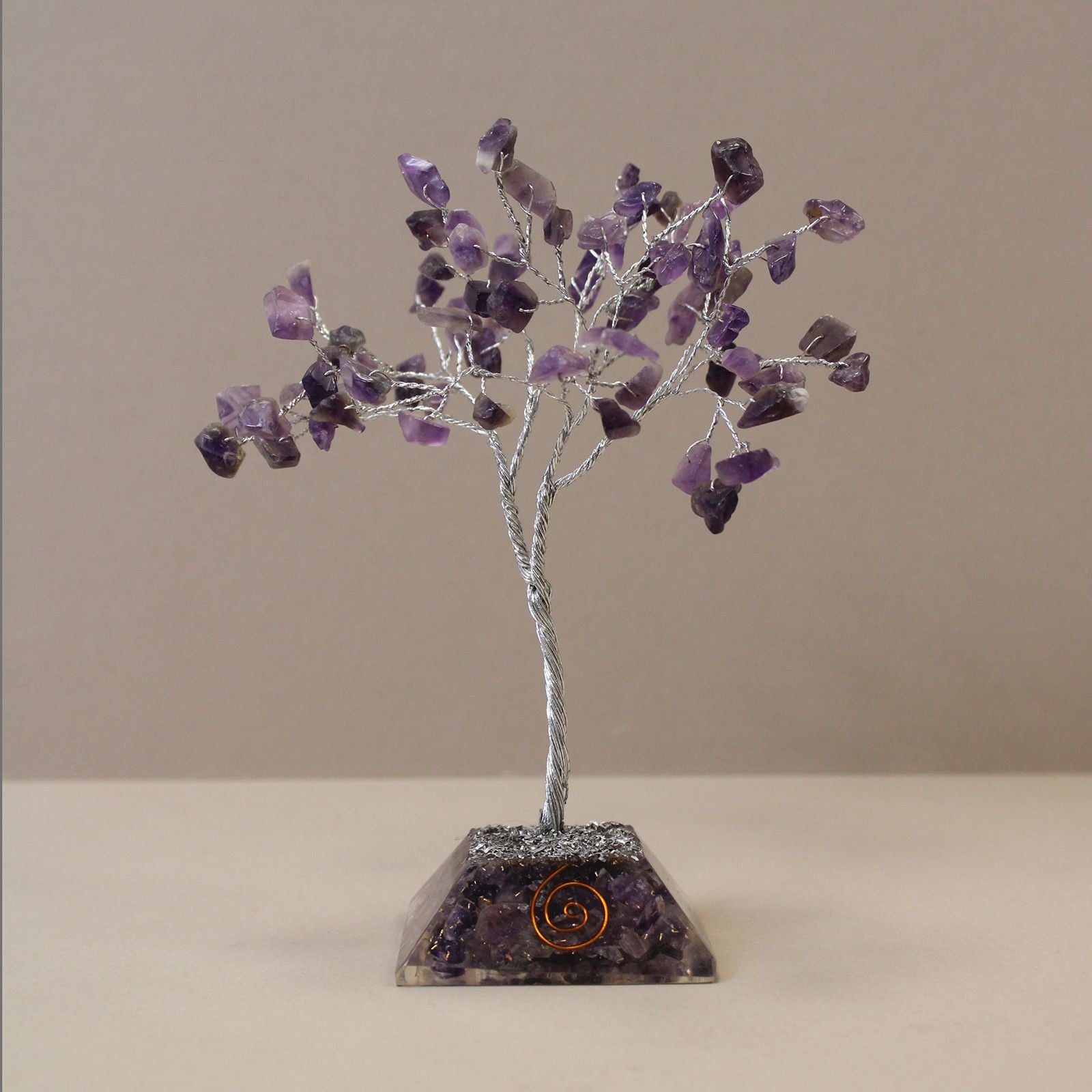 Amethyst-Kristallbäumchen mit Orgonit-Basis