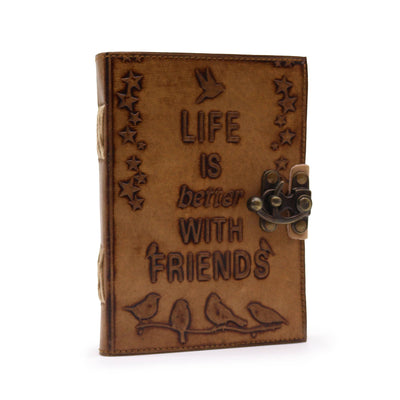 Freundschaftsnotizbuch - Lederjournal mit Vogelmotiv - Hell-Tan - 7x5" - Ideal als Geschenk für nahestehende Menschen mit geprägter Botschaft „Life is Better with Friends“ - 100 leere Seiten, Vintage-Verschluss, kompaktes Format