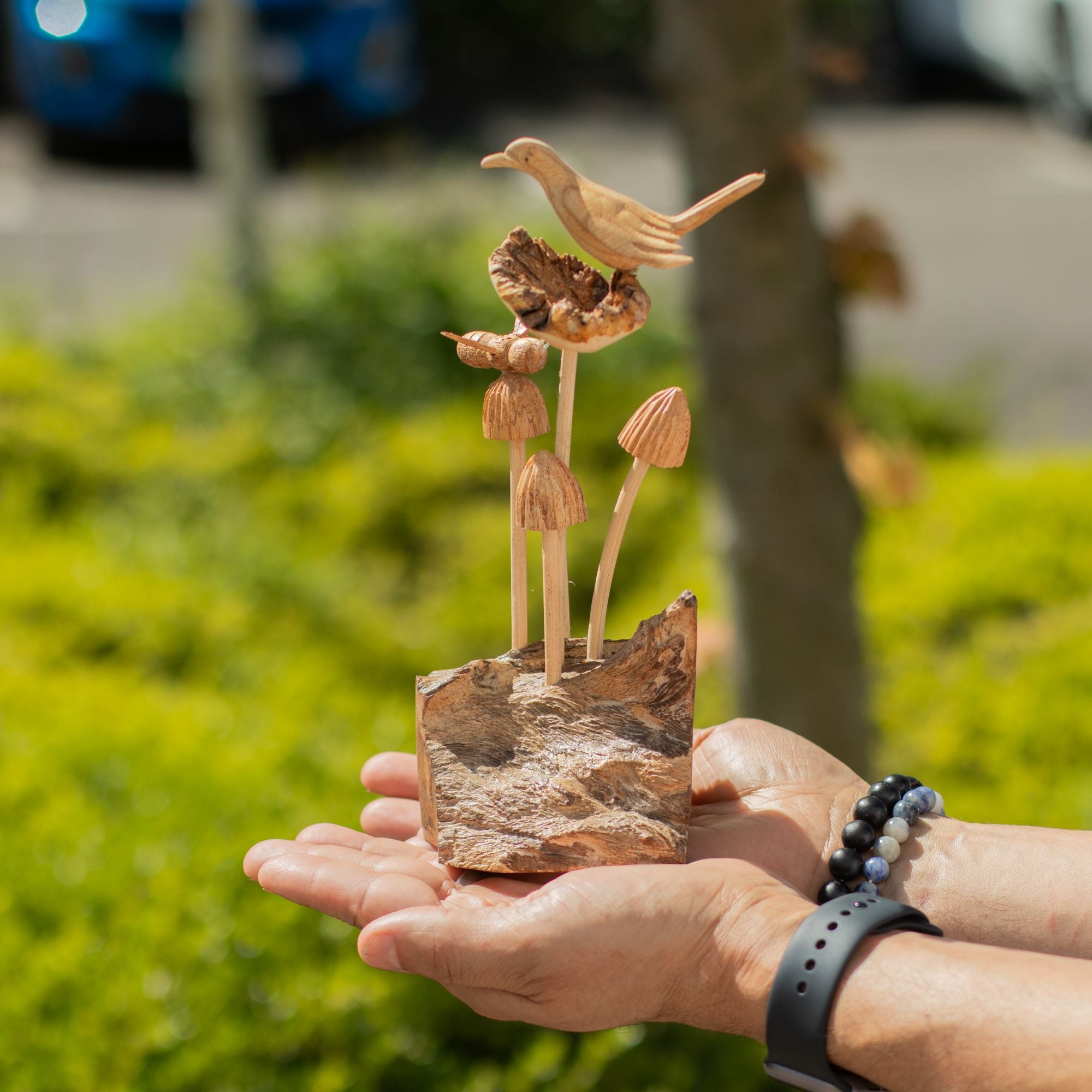 Skulptur aus Parasite-Holz