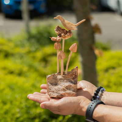 Skulptur aus Parasite-Holz