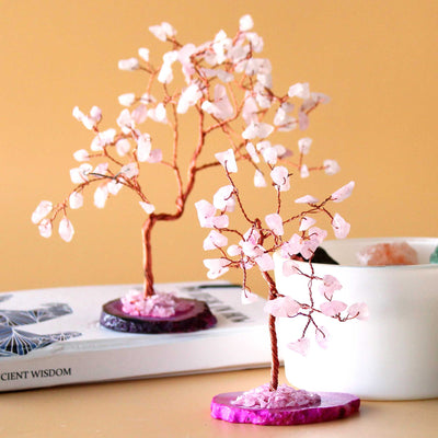 Magisches Edelsteinbäumchen aus Rosenquarz auf rosa Achatbasis