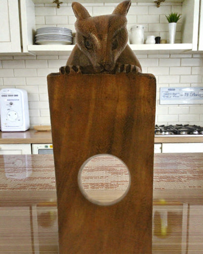 Waldgleichgewicht – geschnitzter ausbalancierter Weinflaschenhalter mit Mäuschen