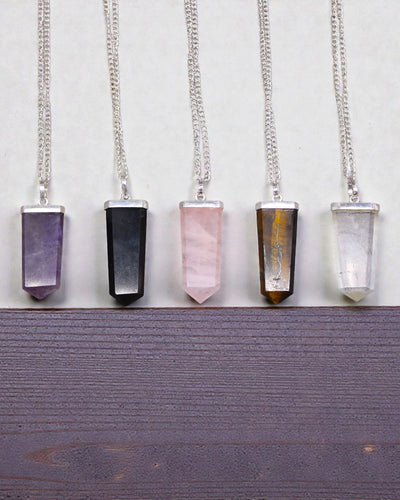 Kristallstrahl – Flacher Anhänger aus Bergkristall im Kristallschliff