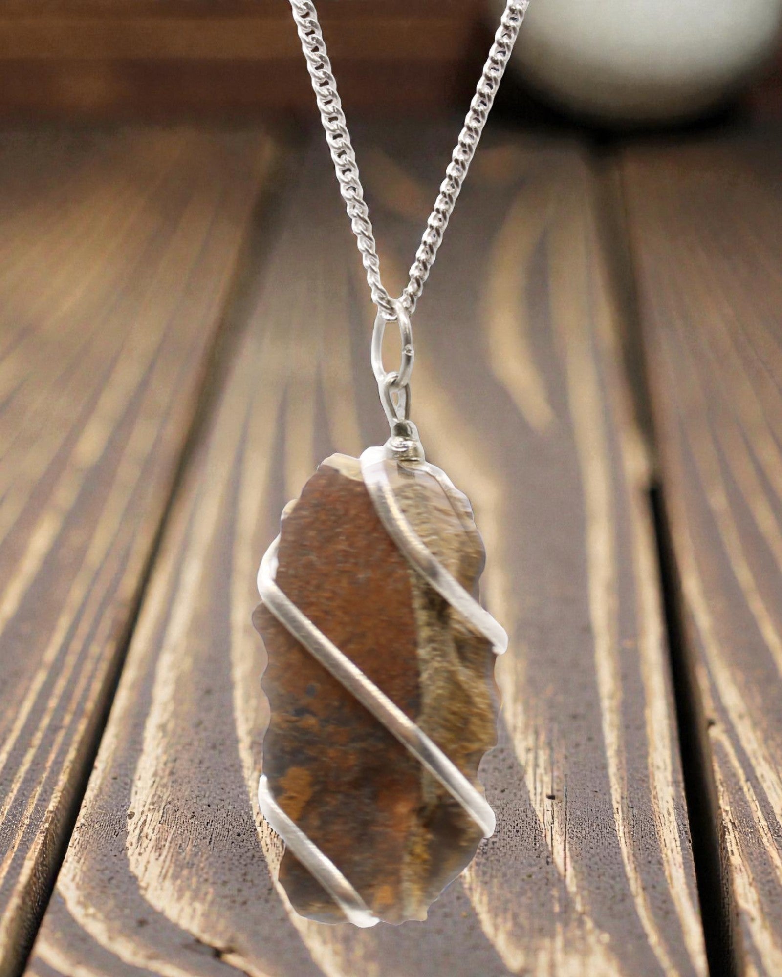 Kaskadenförmig gewickelte Edelsteinkette – Rohes Tigerauge