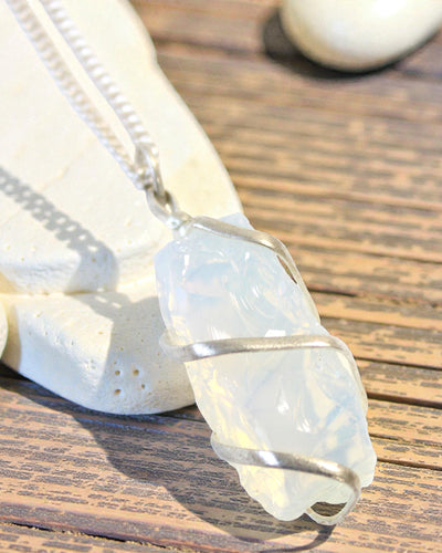 Spirallicht – Halskette mit rohem Opalit