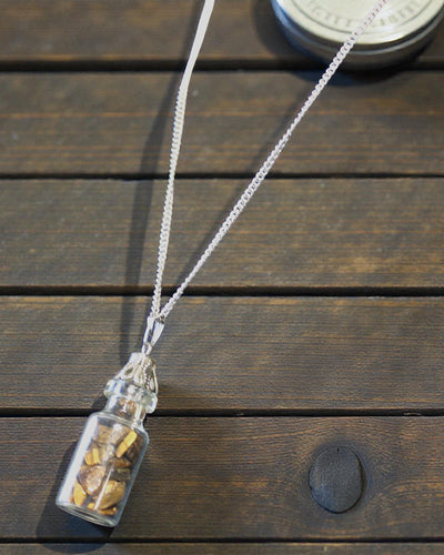 Flasche der Kraft – Halskette mit Tigerauge in einer Phiole