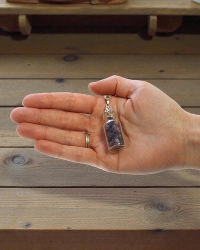 Flasche der Ruhe – Halskette mit Amethyst in einer Phiole