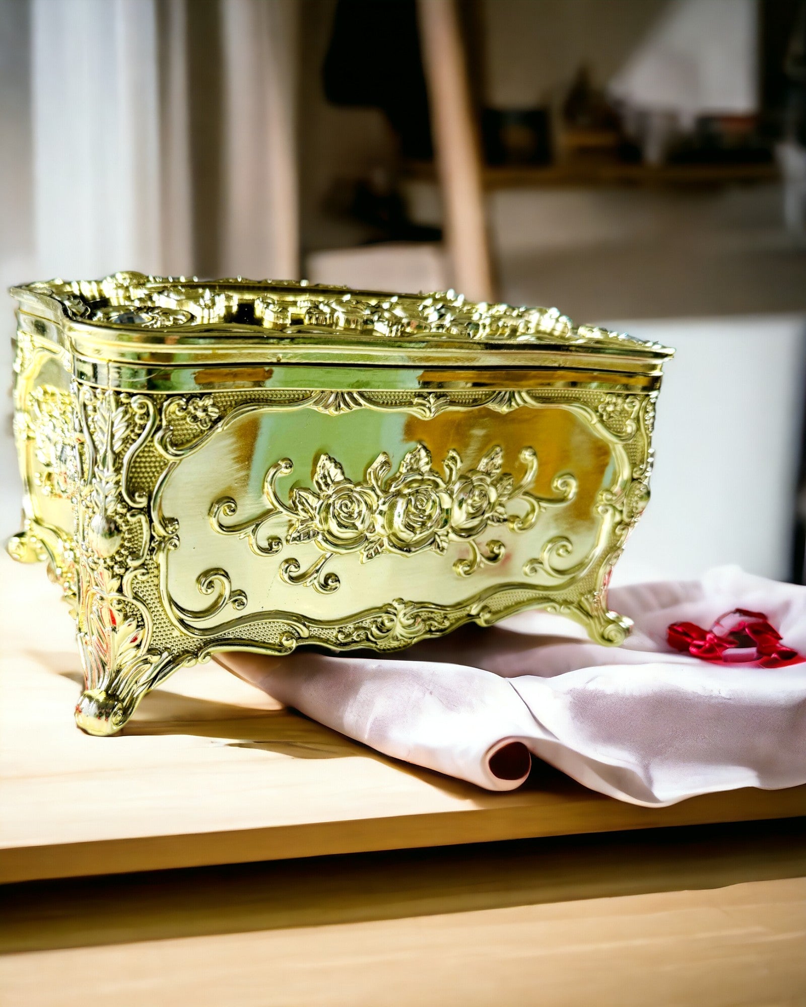 Elegante Taschentuchbox mit geprägten Blumen - Serviettenbehälter