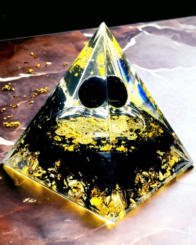 Kristallpyramide aus Amethyst - Bringt positive Energie und unterstützt die Meditation. Farbe gold - schwarz