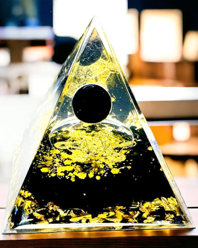 Kristallpyramide aus Amethyst - Bringt positive Energie und unterstützt die Meditation. Farbe gold - schwarz