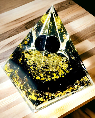 Kristallpyramide aus Amethyst - Bringt positive Energie und unterstützt die Meditation. Farbe gold - schwarz