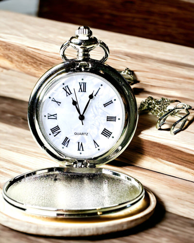 Klassische Taschenuhr mit römischen Ziffern und Kette, Quarz, Stahlglanz - Farbe Silber