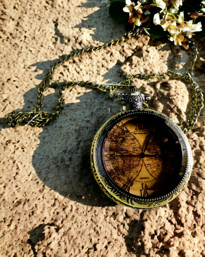 Klassische Quarztaschenuhr mit Weltkarte – Vintage-Stil Anhänger mit Kette für Sie und Ihn, Gravur